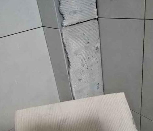 察哈尔右翼前瓷砖空鼓维修公司分享下厨房瓷砖脱落的补救措施。